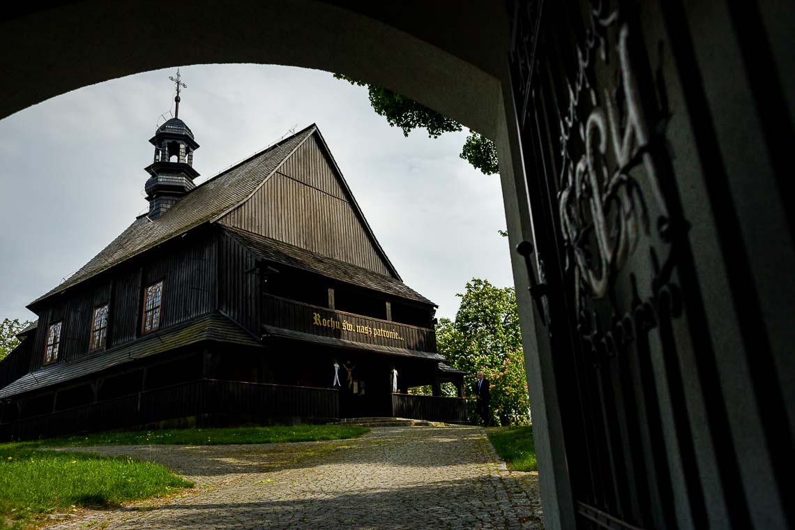 ślub w maju w drewnianym kościele dobrzeń wielki św. rocha