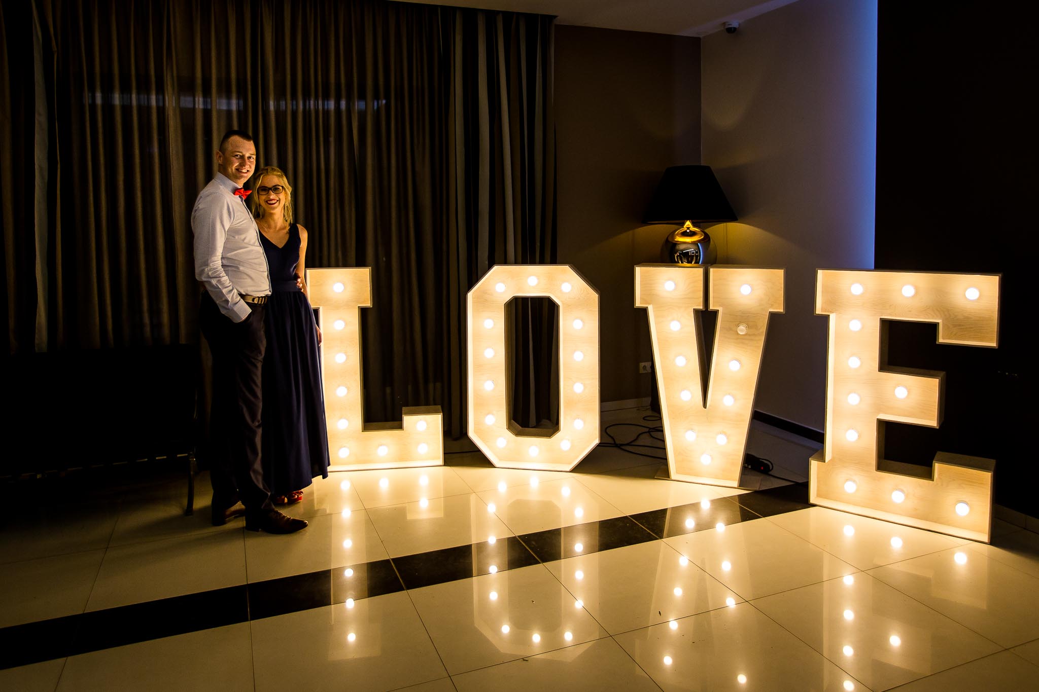 świecący napis love love napis podświetlony napis love