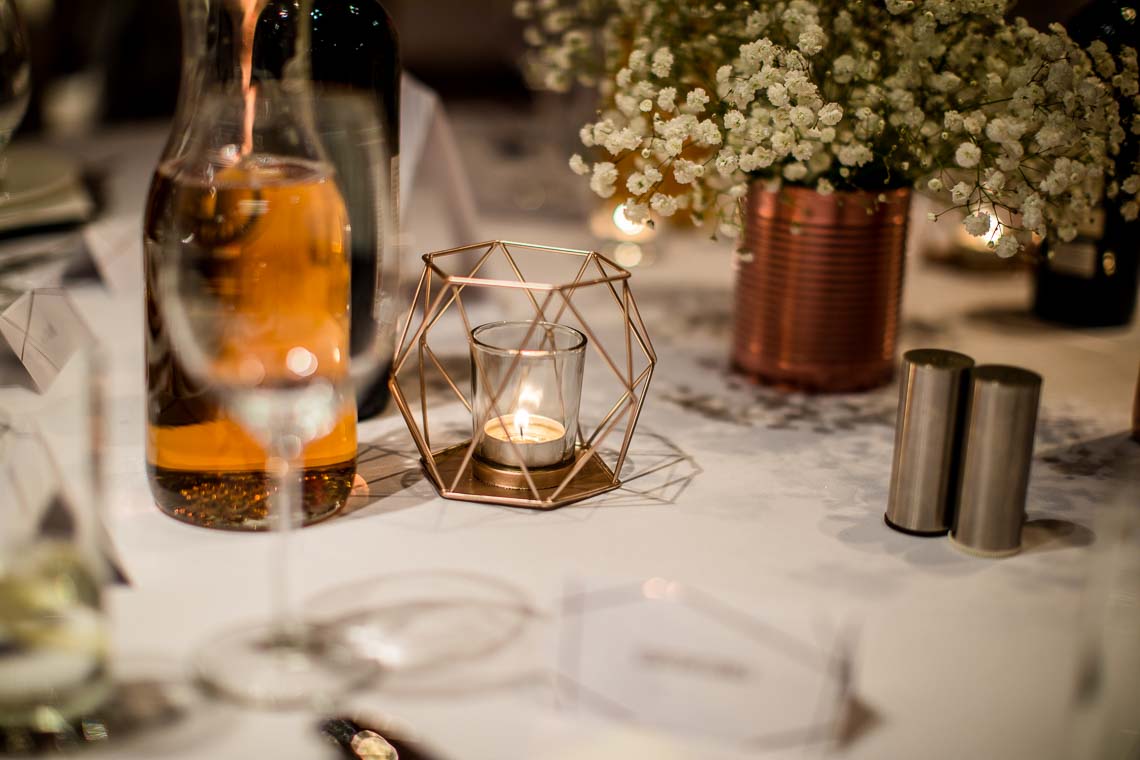 dekoracje stołów, świecznik w kolorze miedzianym geometryczne figury tealight puszka miedziana