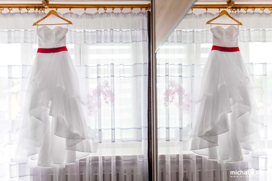 kolor przewodni wesela suknia ślubna z czerwoną wstążką