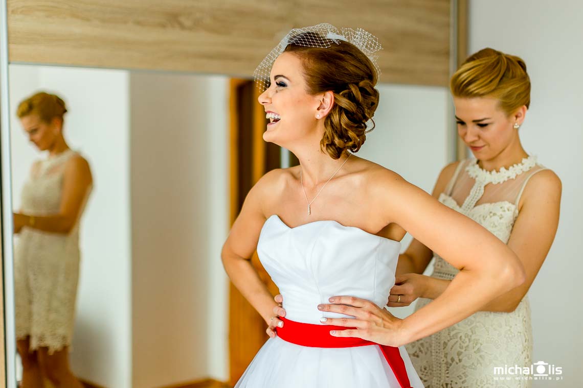 kolor przewodni wesela suknia ślubna z czerwoną wstążką