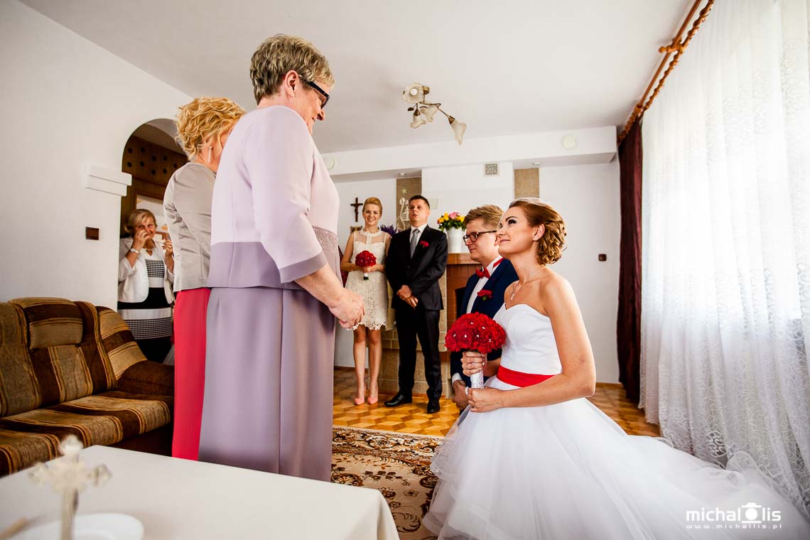 kolor przewodni wesela błogosławieństwo bukiet wstążka suknia ślubna