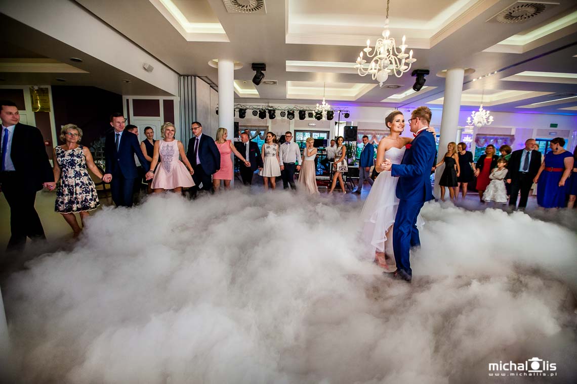 fotograf wrocław 5 atrakcji na wesele, ciężki dym na pierwszy taniec suchy lód taniec w chmurach