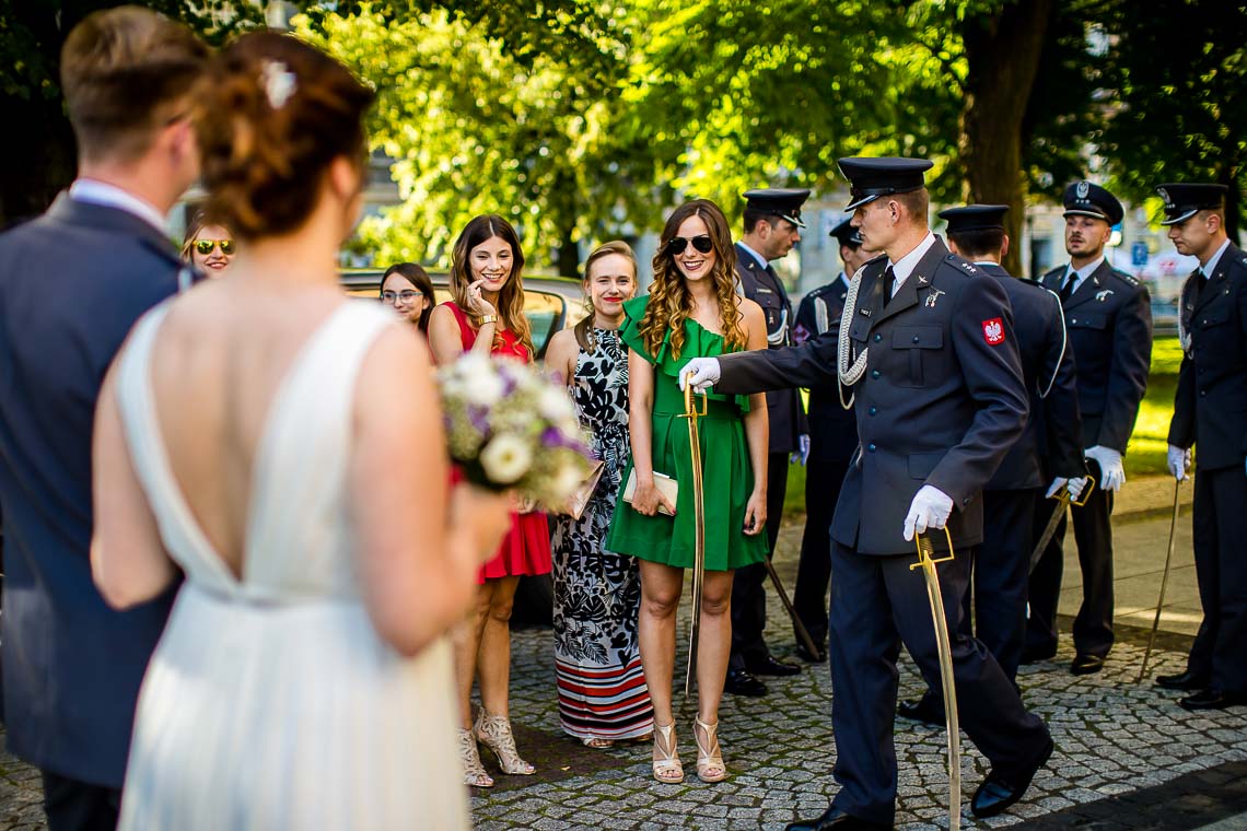 ślub z asystą honorową wojskowych szable daszek szpaler mundurowi mundury przysięga w obstawie wojskowej
