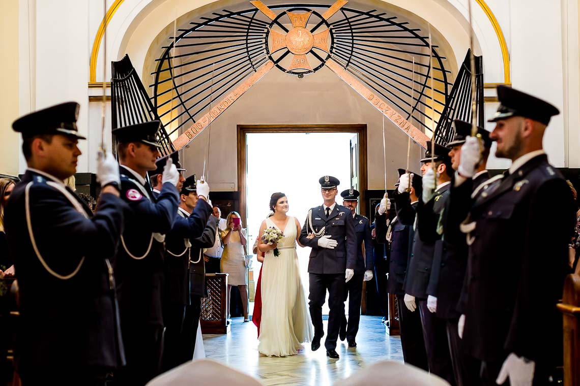 ślub z asystą honorową wojskowych szable daszek szpaler mundurowi mundury przysięga w obstawie wojskowej