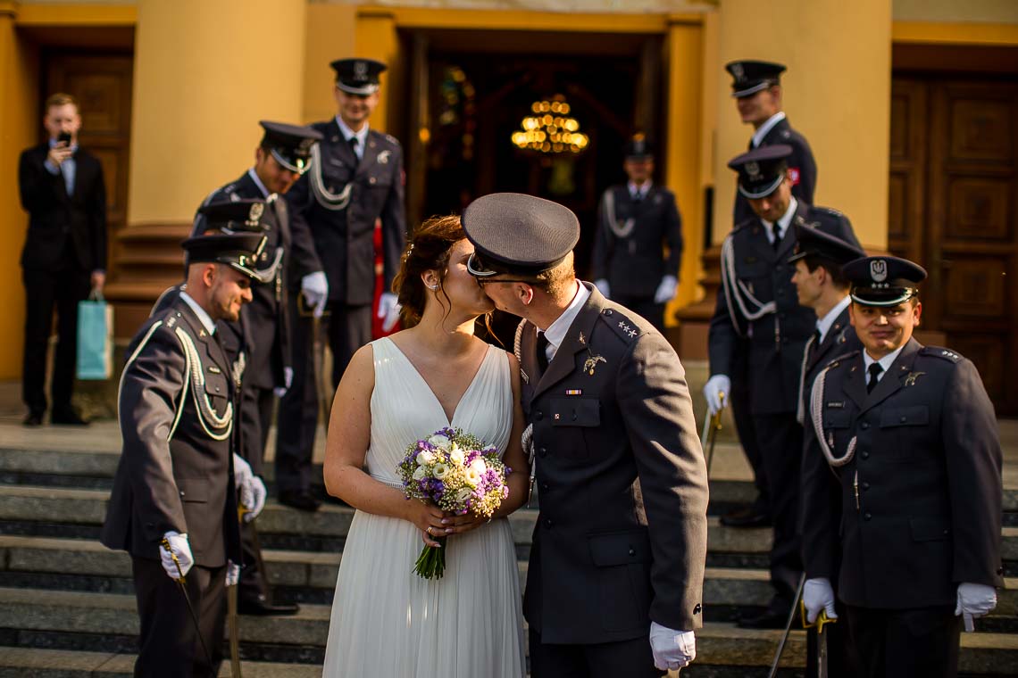ślub z asystą honorową wojskowych szable daszek szpaler mundurowi mundury pocałunek