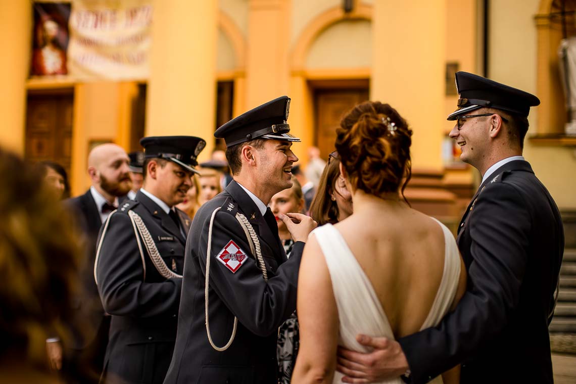 ślub wojskowy ślub żołnierza życzenia ślubne pod kościołem
