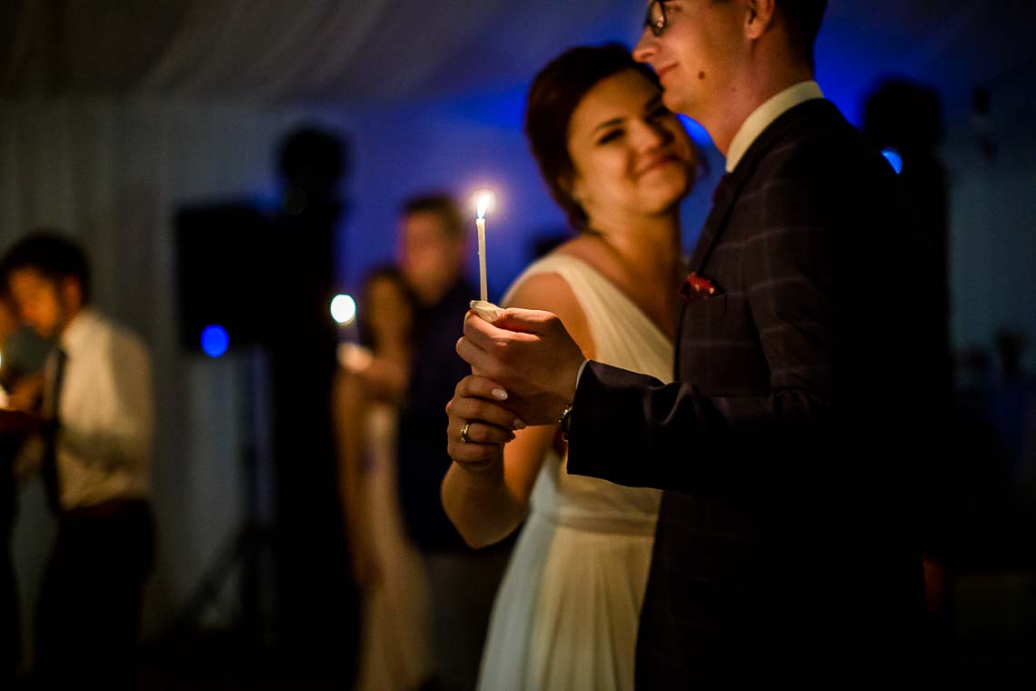 świetlisty taniec na weselu taniec ze świecami romantyczny taniec