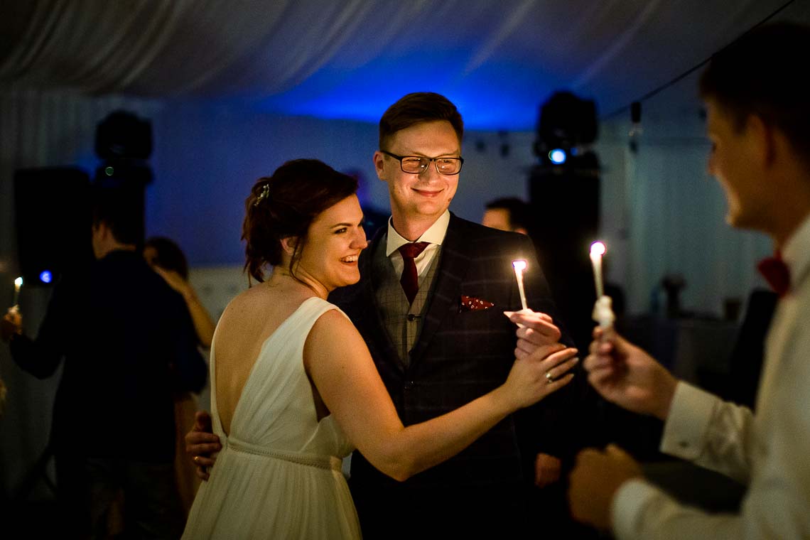 świetlisty taniec na weselu taniec ze świecami romantyczny taniec fotografia ślubna Wrocław