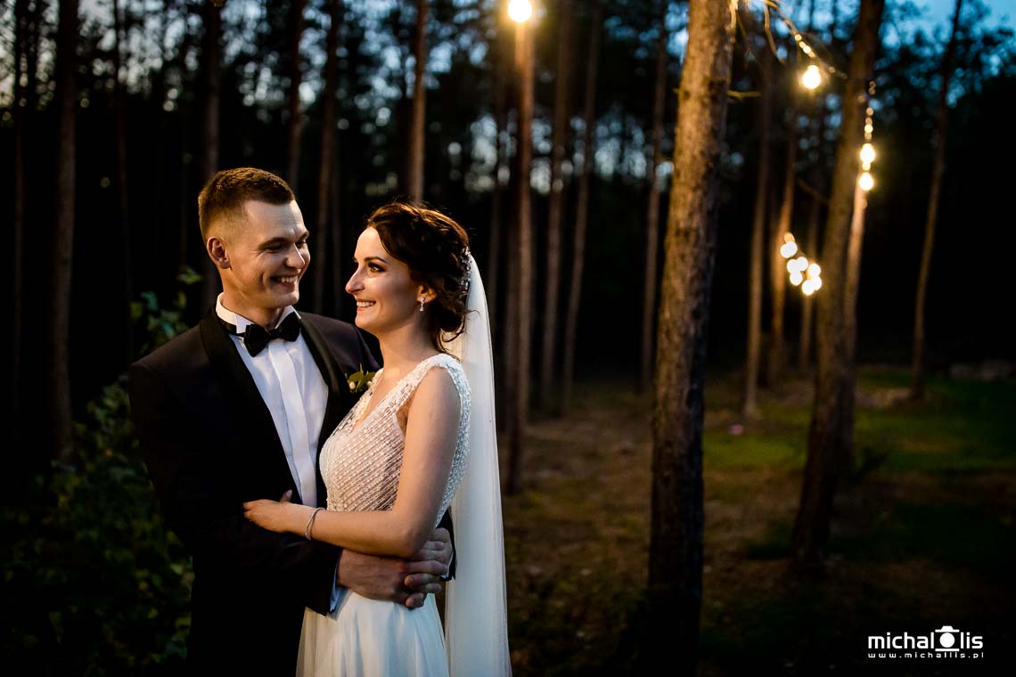 Rustykalna-sesja-plenerowa-w-lesie-po-zmroku-lampki-boho-girlandy-偶ar贸wkowe Rustykalna-sesja-plenerowa-w-lesie-po-zmroku-lampki-boho-girlandy-偶ar贸wkowe