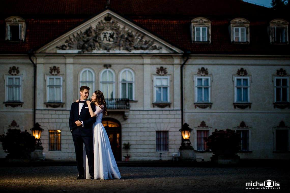 poślubna sesja plenerowa w ogrodach pałacu w Nieborowie o zmierzchu