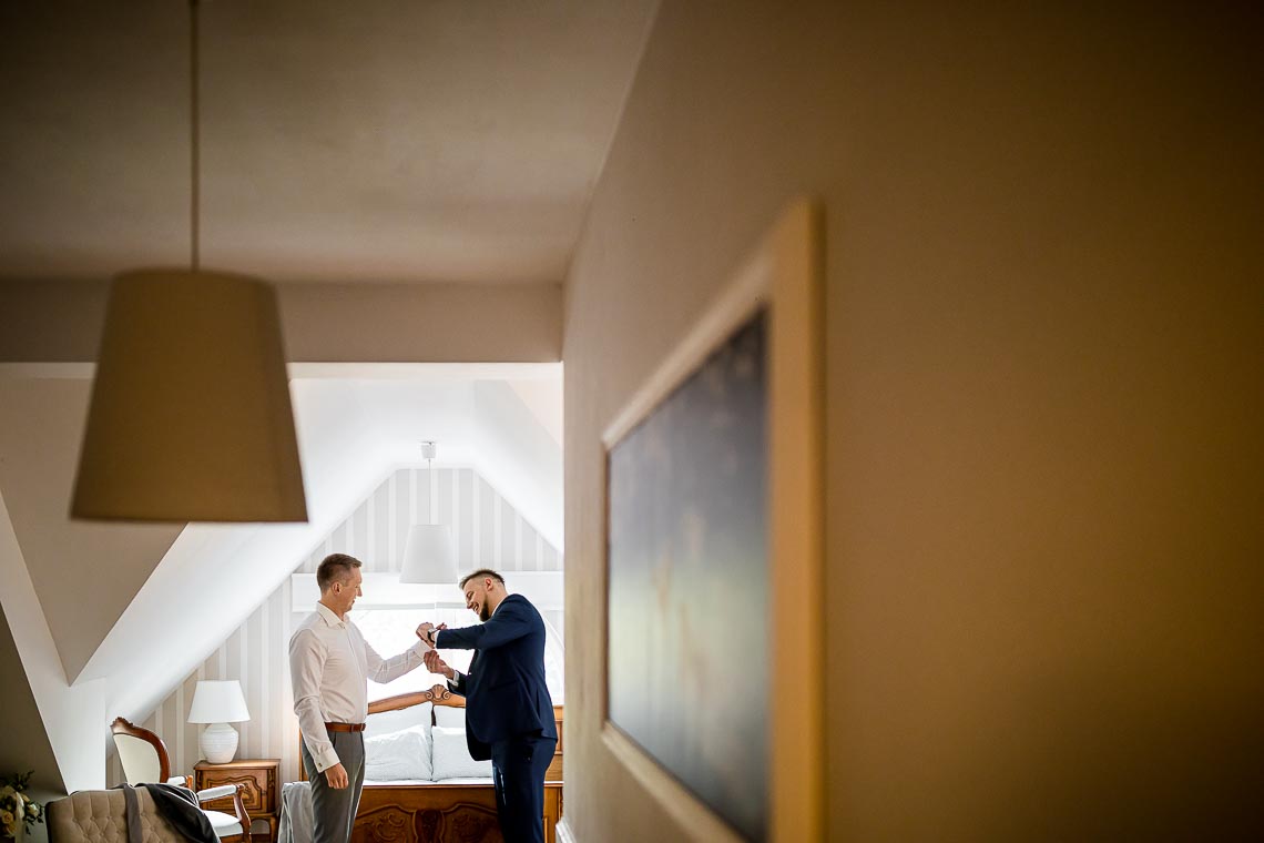 przygotowania pana młodego do ślubu fotograf ślubny wrocław dwór pod kasztanowcami