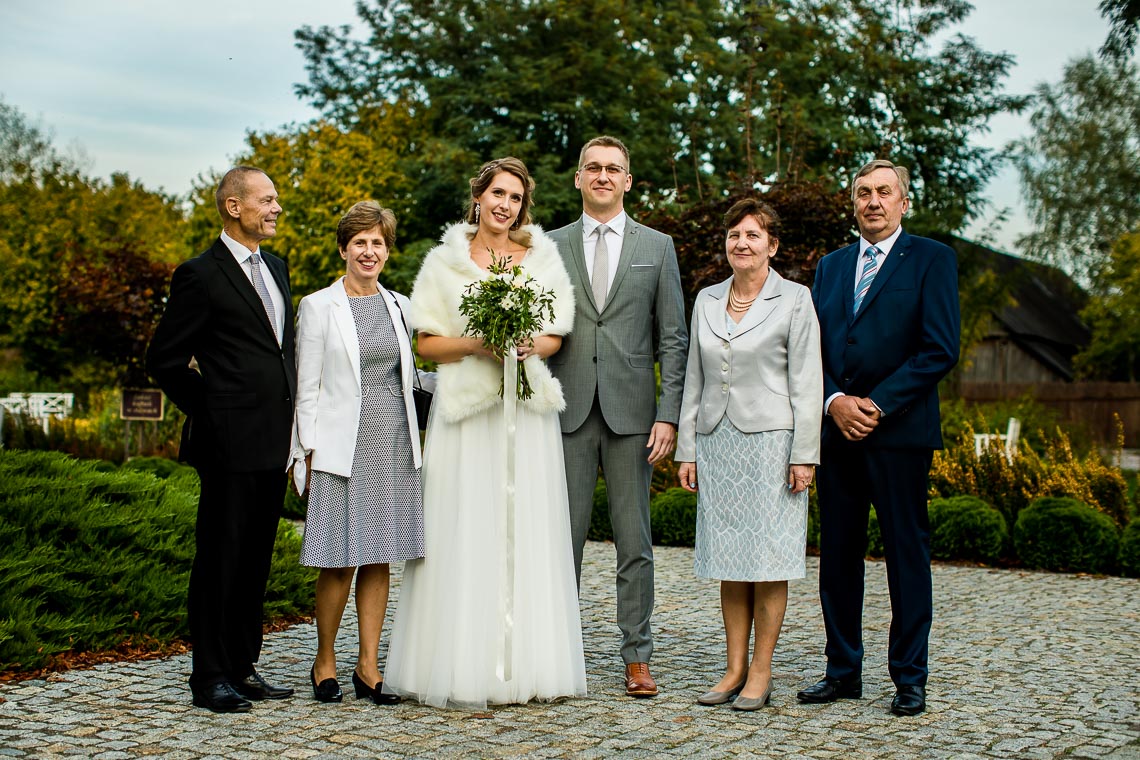 zdjęcia grupowe, pozowane zdjęcia z rodzicami, zdjęcia po błogosławieństwie, zdjęcia grupowe po przygotowaniach do ślubu