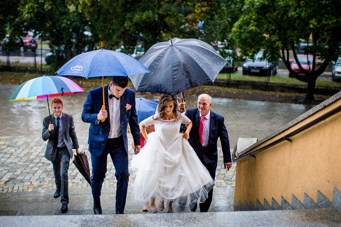 ślub w deszczowy dzień