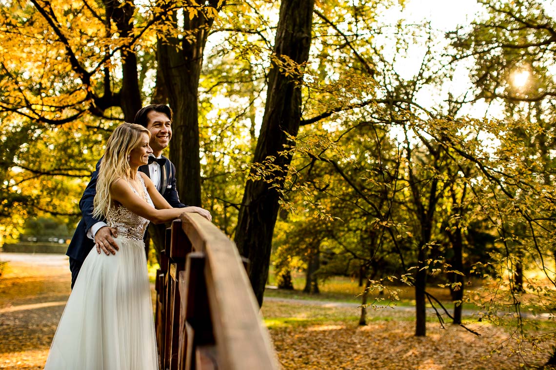 jesienna sesja ślubna we Wrocławiu, park szczytnicki, pergola, hala stulecia, jesień, liście jesienne, para młoda, sesja ślubna, sesja plenerowa, plener