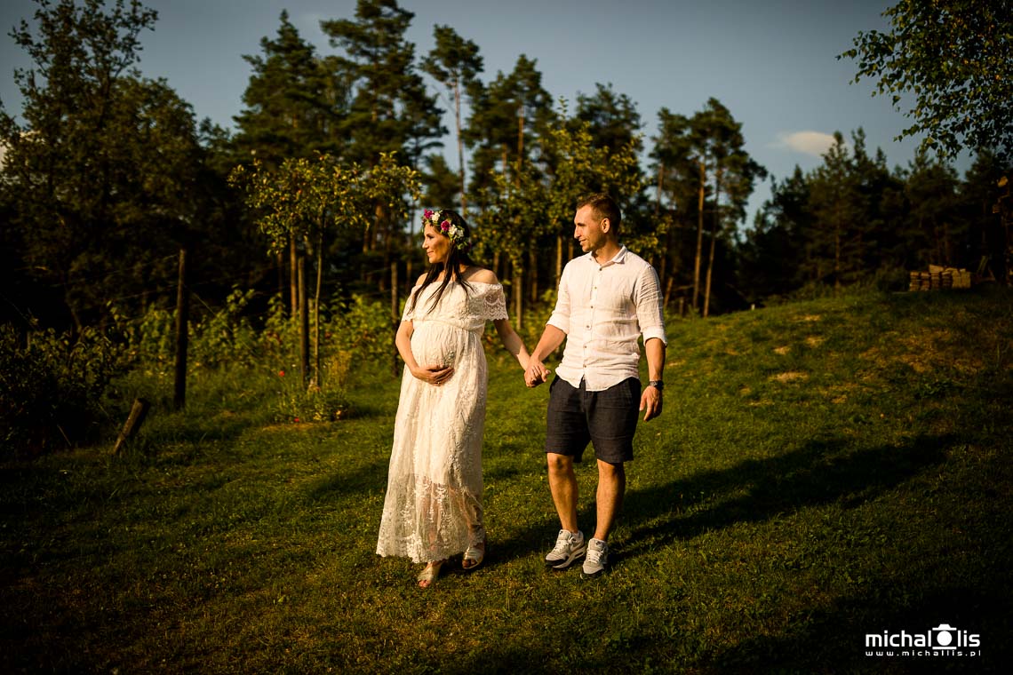 Sesja brzuszkowa w słoneczny dzień - w lecie