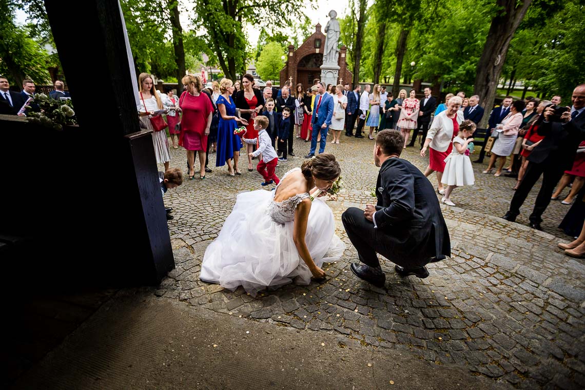 ślub-w-maju-w-drewnianym-kościele-dobrzen-wielki-30